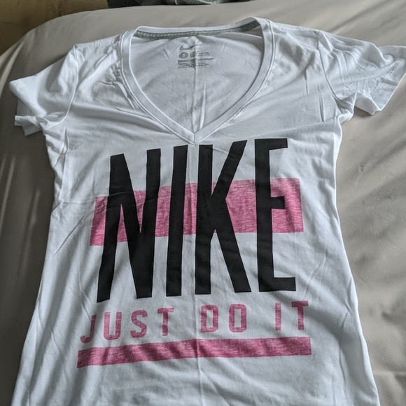 Nike Tops - NWT Nike t-shirt